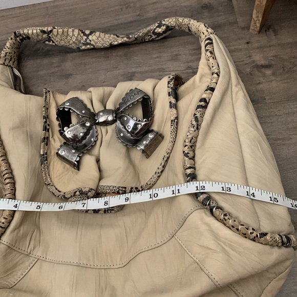 VINTAGE BETSEY JOHNSON IVORY LEATHER LARGE PURSE - Picture 13 of 14